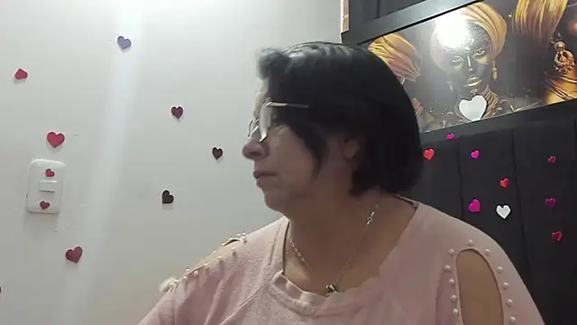 Snapshot of Evaaross_2345 chatting on May 12, 12:02 pm Evaaross 2345 online show from May 12, 12:02 pm