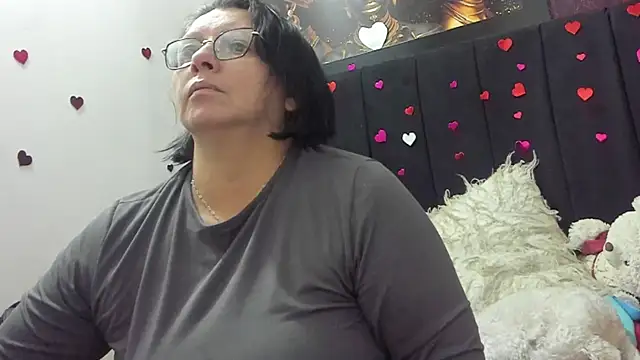 Snapshot of Evaaross_2345 chatting on May 16, 4:28 pm Evaaross 2345 online show from May 16, 4:28 pm