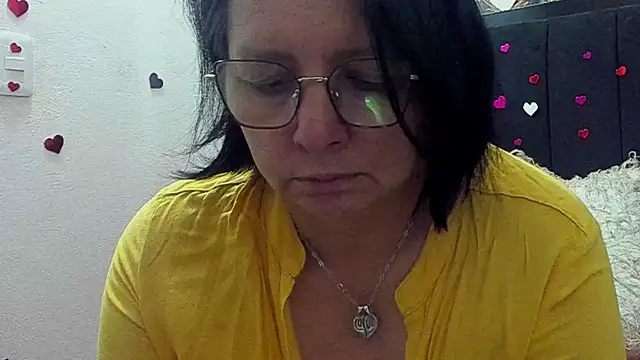 Snapshot of Evaaross_2345 chatting on May 18, 1:17 pm Evaaross 2345 online show from May 18, 1:17 pm