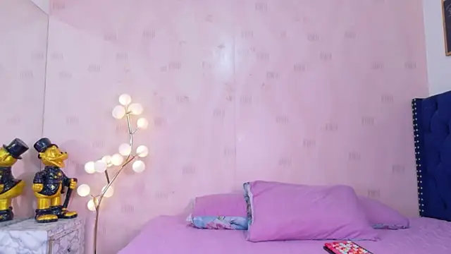 Snapshot of littleebonymommy chatting on May 1, 7:29 pm littleebonymommy online show from May 1, 7:29 pm