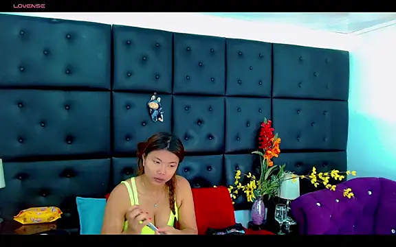 Snapshot of Isalombardi chatting on April 23, 2:35 am Isalombardi online show from April 23, 2:35 am