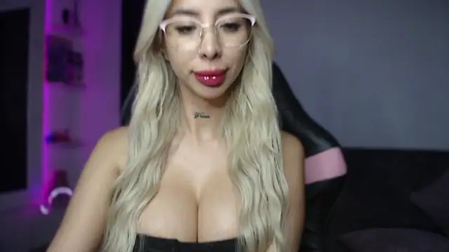 Snapshot of stephaniedj1 chatting on October 17, 10:23 pm stephaniedj1 online show from October 17, 10:23 pm