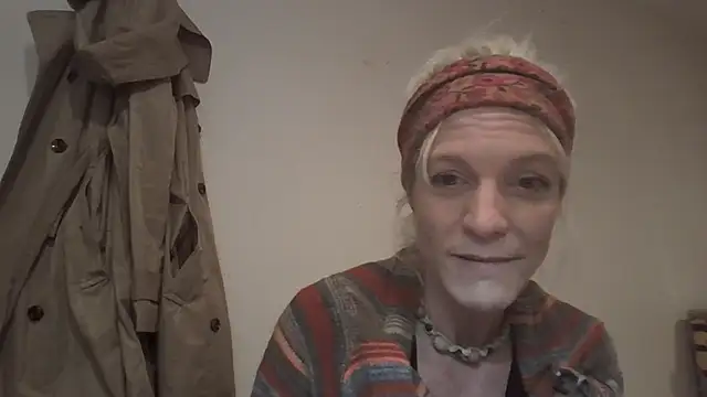 Snapshot of AddieAssets chatting on December 6, 3:19 am AddieAssets online show from December 6, 3:19 am