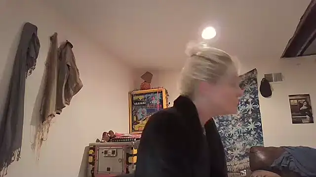 Snapshot of AddieAssets chatting on December 12, 5:42 am AddieAssets online show from December 12, 5:42 am