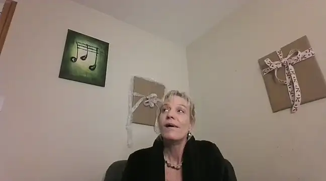 Snapshot of AddieAssets chatting on December 23, 7:28 am AddieAssets online show from December 23, 7:28 am