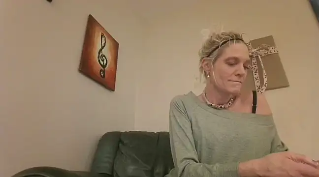 Snapshot of AddieAssets chatting on December 26, 6:09 am AddieAssets online show from December 26, 6:09 am