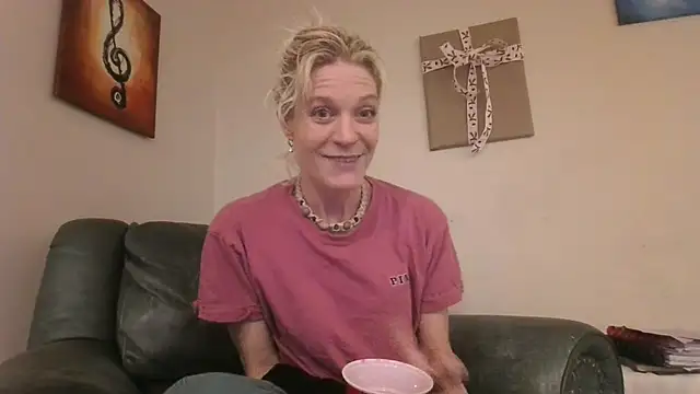 Snapshot of AddieAssets chatting on December 28, 6:49 am AddieAssets online show from December 28, 6:49 am