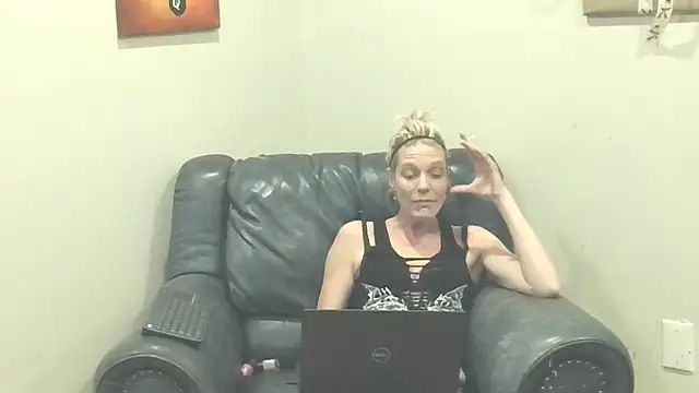 Snapshot of AddieAssets chatting on January 5, 7:07 am AddieAssets online show from January 5, 7:07 am