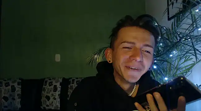 Snapshot of smallgiant27 chatting on December 13, 11:17 pm smallgiant27 online show from December 13, 11:17 pm