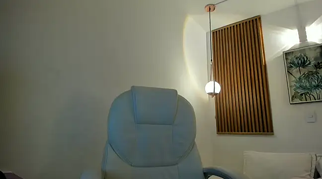 Snapshot of smallgiant27 chatting on December 18, 11:13 am smallgiant27 online show from December 18, 11:13 am