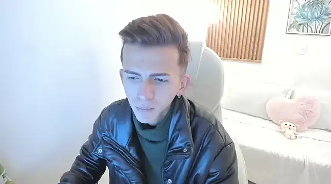 Snapshot of smallgiant27 chatting on January 4, 6:09 am smallgiant27 online show from January 4, 6:09 am