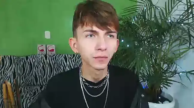 Snapshot of smallgiant27 chatting on January 5, 7:39 pm smallgiant27 online show from January 5, 7:39 pm