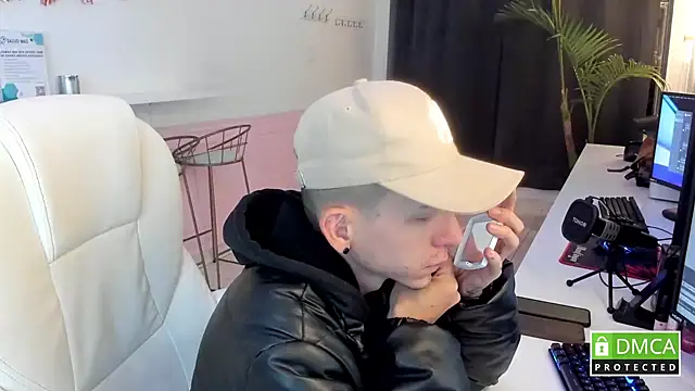 Snapshot of smallgiant27 chatting on October 8, 1:14 am smallgiant27 online show from October 8, 1:14 am