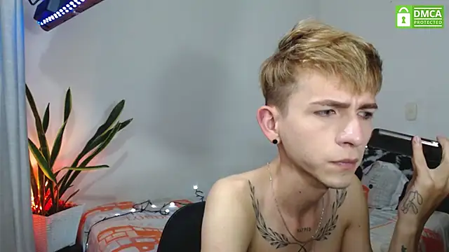 Snapshot of smallgiant27 chatting on November 19, 2:33 am smallgiant27 online show from November 19, 2:33 am