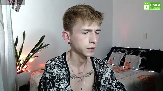 Snapshot of smallgiant27 chatting on November 19, 8:42 pm smallgiant27 online show from November 19, 8:42 pm