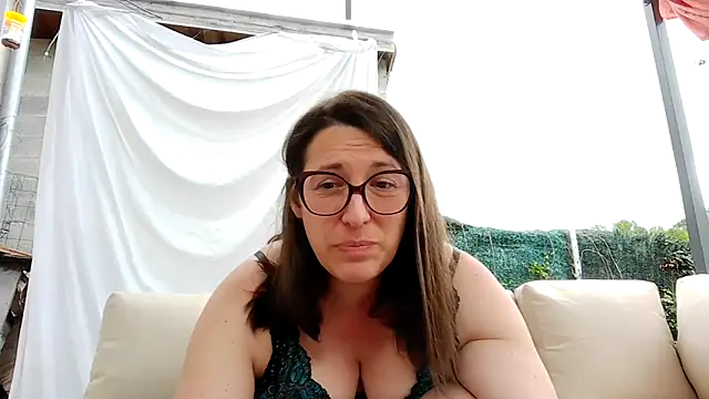 Snapshot of bella-louva chatting on June 2, 6:37 am bella-louva online show from June 2, 6:37 am