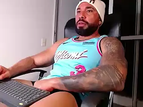 Snapshot of roman_muscle chatting on February 18, 3:42 am roman muscle online show from February 18, 3:42 am