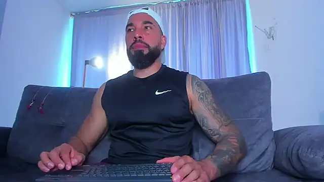 Snapshot of roman_muscle chatting on February 19, 9:22 pm roman muscle online show from February 19, 9:22 pm