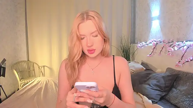 Emma  Leee online show from April 9, 1:05 am