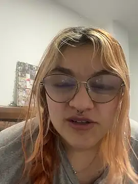 Snapshot of SophiaWeestt99 chatting on July 14, 5:34 am SophiaWeestt99 online show from July 14, 5:34 am
