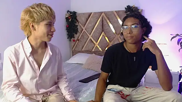 Snapshot of Tommyfoxboy chatting on December 21, 8:32 pm Tommyfoxboy online show from December 21, 8:32 pm