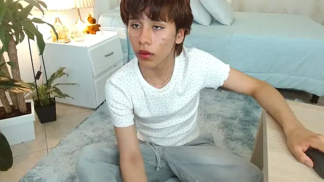 Snapshot of Tommyfoxboy chatting on March 13, 4:23 pm Tommyfoxboy online show from March 13, 4:23 pm