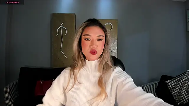 RebeccaHudson online show from March 18, 7:50 pm