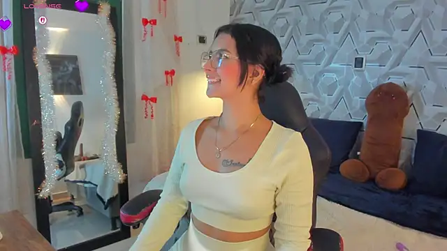 Sophiee Hill online show from April 22, 7:11 am