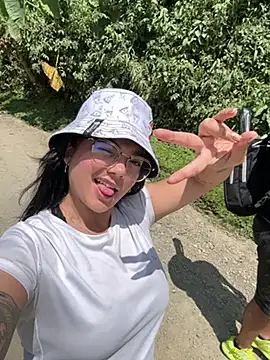 Snapshot of camianddanna chatting on January 15, 6:19 pm camianddanna online show from January 15, 6:19 pm