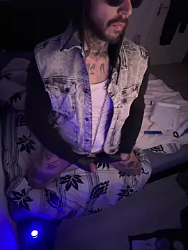 Snapshot of LuggiJack chatting on December 30, 5:58 am LuggiJack online show from December 30, 5:58 am