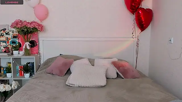 Snapshot of LittleKiitten chatting on May 23, 2:32 pm LittleKiitten online show from May 23, 2:32 pm