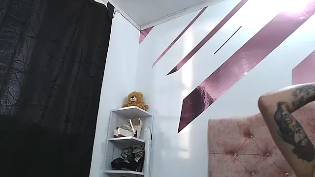 Kitten Hot  online show from September 12, 10:10 pm