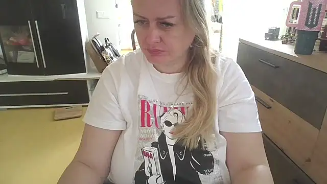 Snapshot of Meliss_Official9 chatting on June 14, 6:59 am Meliss Official9 online show from June 14, 6:59 am