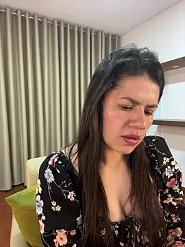 Snapshot of Alice_Biel chatting on February 22, 1:22 am Alice Biel online show from February 22, 1:22 am