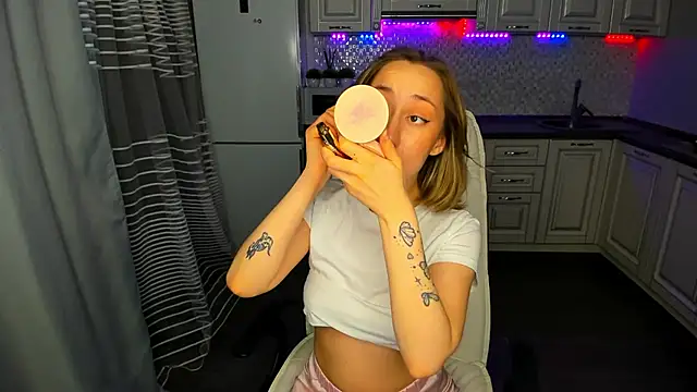 Snapshot of MelodyOfLovee chatting on March 12, 9:44 am MelodyOfLovee online show from March 12, 9:44 am