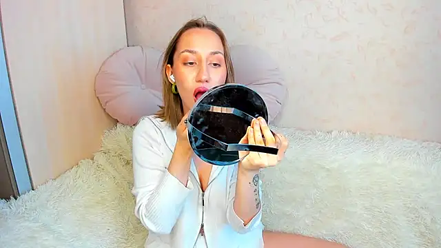 Snapshot of MelodyOfLovee chatting on September 14, 4:44 am MelodyOfLovee online show from September 14, 4:44 am