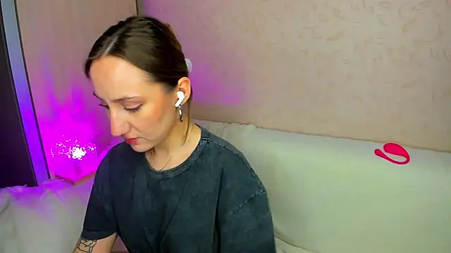 MelodyOfLovee online show from December 3, 11:03 pm