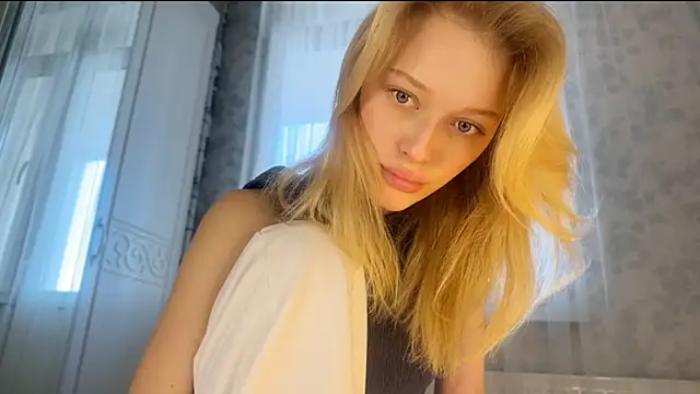 Snapshot of Evvie_Summn1 chatting on March 1, 4:04 am Evvie Summn1 online show from March 1, 4:04 am