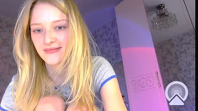 Snapshot of Evvie_Summn1 chatting on March 9, 6:21 pm Evvie Summn1 online show from March 9, 6:21 pm