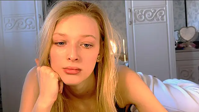 Snapshot of Evvie_Summn1 chatting on March 23, 3:32 am Evvie Summn1 online show from March 23, 3:32 am