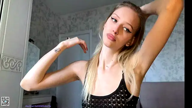 Snapshot of Evvie_Summn1 chatting on October 10, 9:19 am Evvie Summn1 online show from October 10, 9:19 am