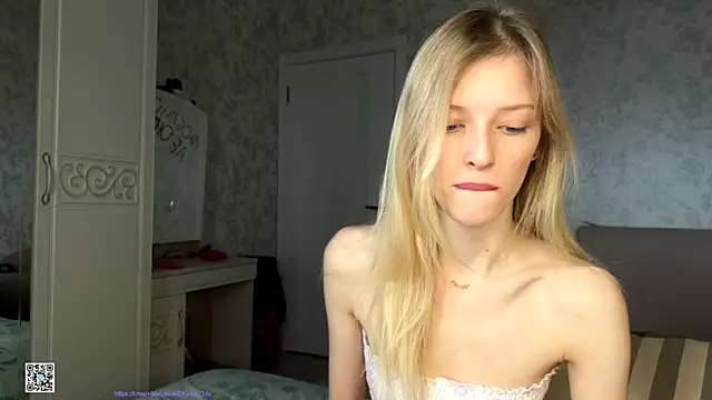 Snapshot of Evvie_Summn1 chatting on October 17, 7:33 am Evvie Summn1 online show from October 17, 7:33 am