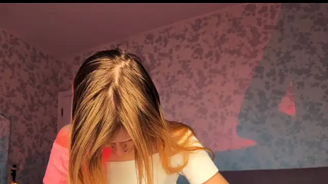 Evvie Summn1 online show from December 2, 6:19 am