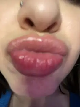 Snapshot of EllyBigTits chatting on February 19, 9:25 pm EllyBigTits online show from February 19, 9:25 pm