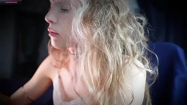  Phantom thread  online show from April 7, 11:21 am