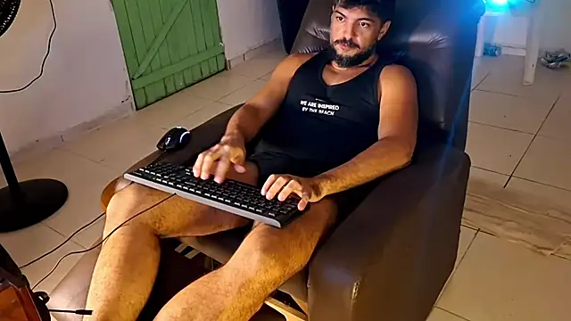 Snapshot of LUH133 chatting on March 6, 12:18 am LUH133 online show from March 6, 12:18 am