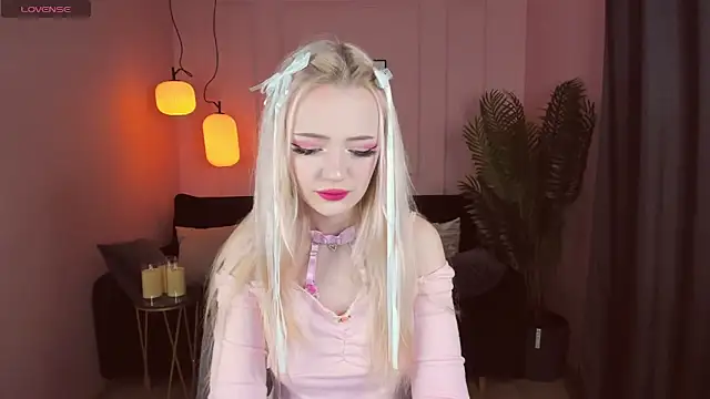 Snapshot of EmilyAir chatting on January 1, 9:41 pm EmilyAir online show from January 1, 9:41 pm