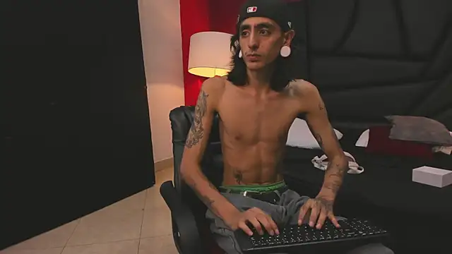 Snapshot of Matthew_Dixonn chatting on December 21, 7:56 am Matthew Dixonn online show from December 21, 7:56 am