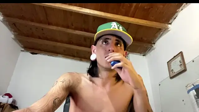 Snapshot of Matthew_Dixonn chatting on January 28, 5:54 am Matthew Dixonn online show from January 28, 5:54 am