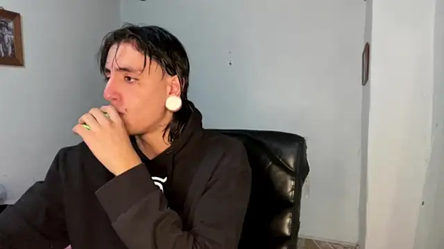 Snapshot of Matthew_Dixonn chatting on February 17, 11:09 pm Matthew Dixonn online show from February 17, 11:09 pm